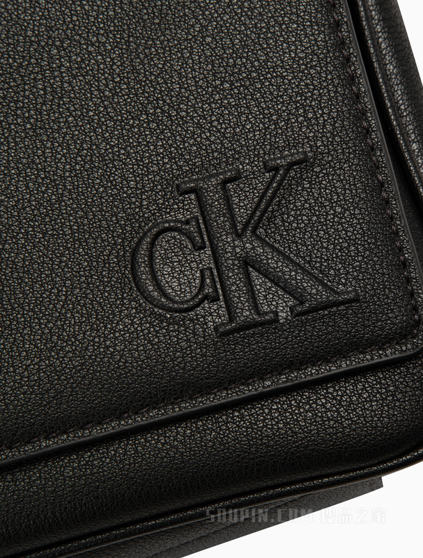 Calvin Klein 22初秋新款经典磁扣翻盖式压印LOGO肩带单肩斜挎包DH3217