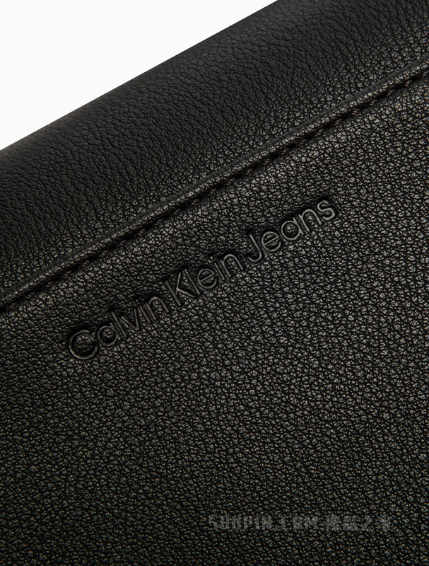 Calvin Klein 22初秋新款经典磁扣翻盖式压印LOGO肩带单肩斜挎包DH3217