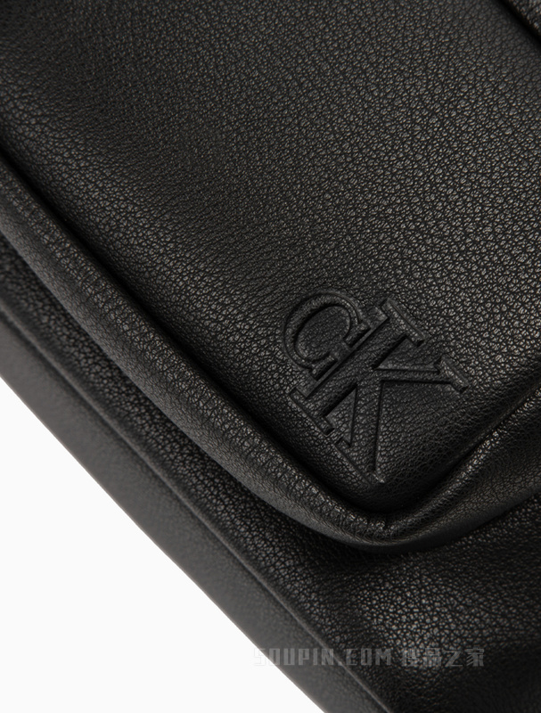Calvin Klein 22初秋新款时尚小众简约压纹可调节LOGO肩带双肩包DH3220
