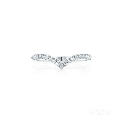 Tiffany Soleste 系列铂金镶嵌钻石 V 形戒指。