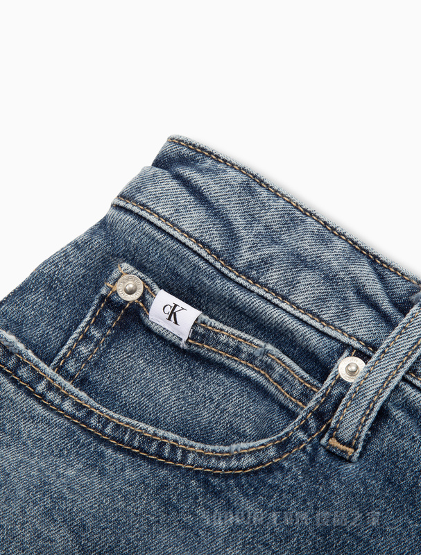 Calvin Klein 22春夏女士休闲铆钉扣LOGO贴片高腰A字牛仔短裙J218474