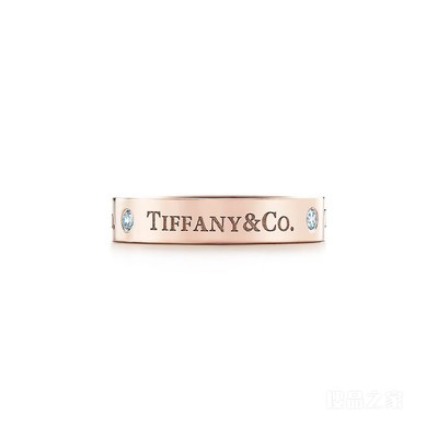 Tiffany & Co.® 系列 18K 玫瑰金镶钻戒指，宽 4 毫米。