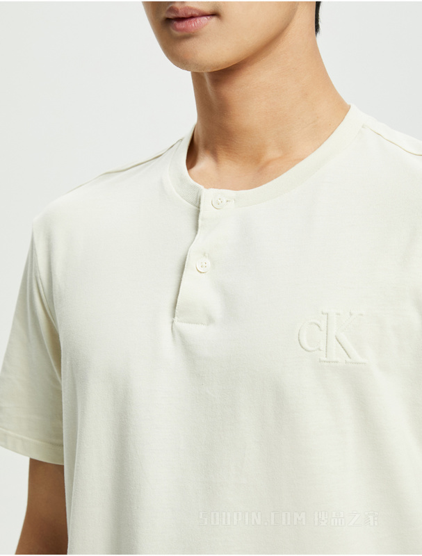 Calvin Klein 22春季新款男士透气亨利领半开襟浮雕LOGO短袖T恤40HC210