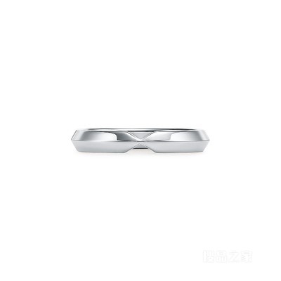 The Tiffany® Setting 系列铂金嵌套窄式戒指，宽 3 毫米。