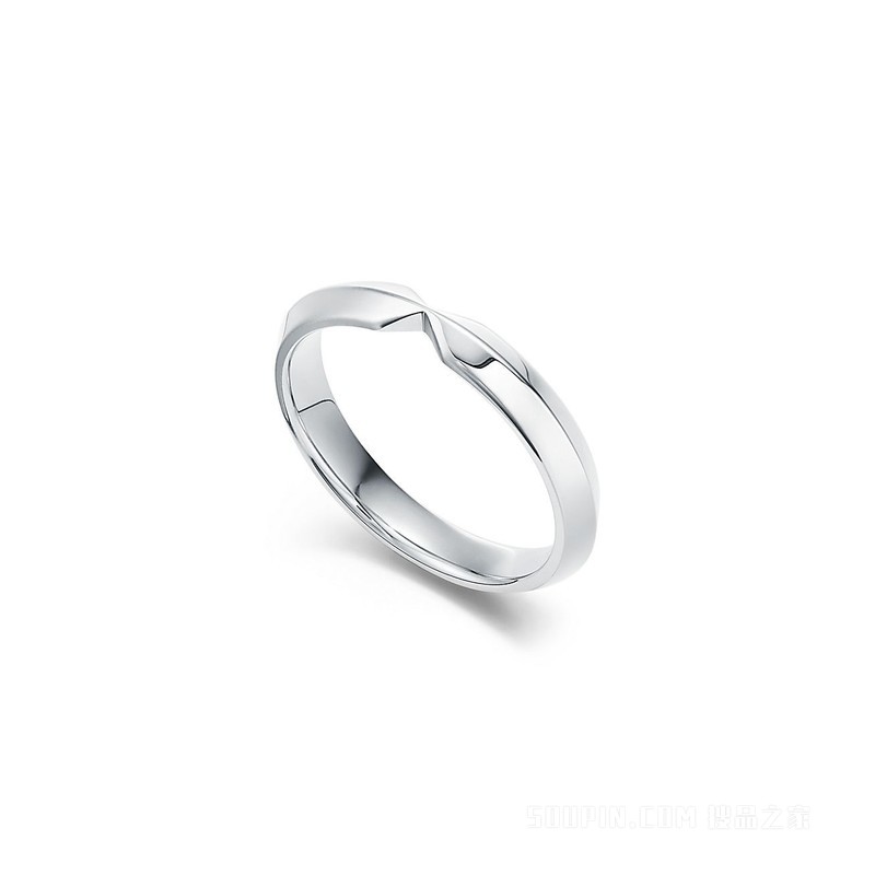 The Tiffany® Setting 系列铂金嵌套窄式戒指，宽 3 毫米。
