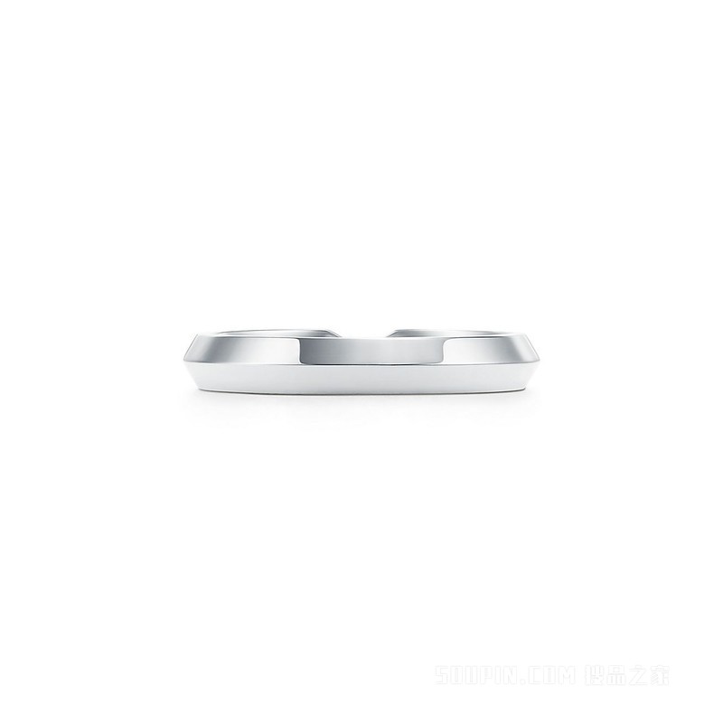 The Tiffany® Setting 系列铂金嵌套窄式戒指，宽 3 毫米。