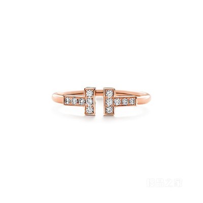 Tiffany T 系列 18K 玫瑰金镶钻线圈戒指。