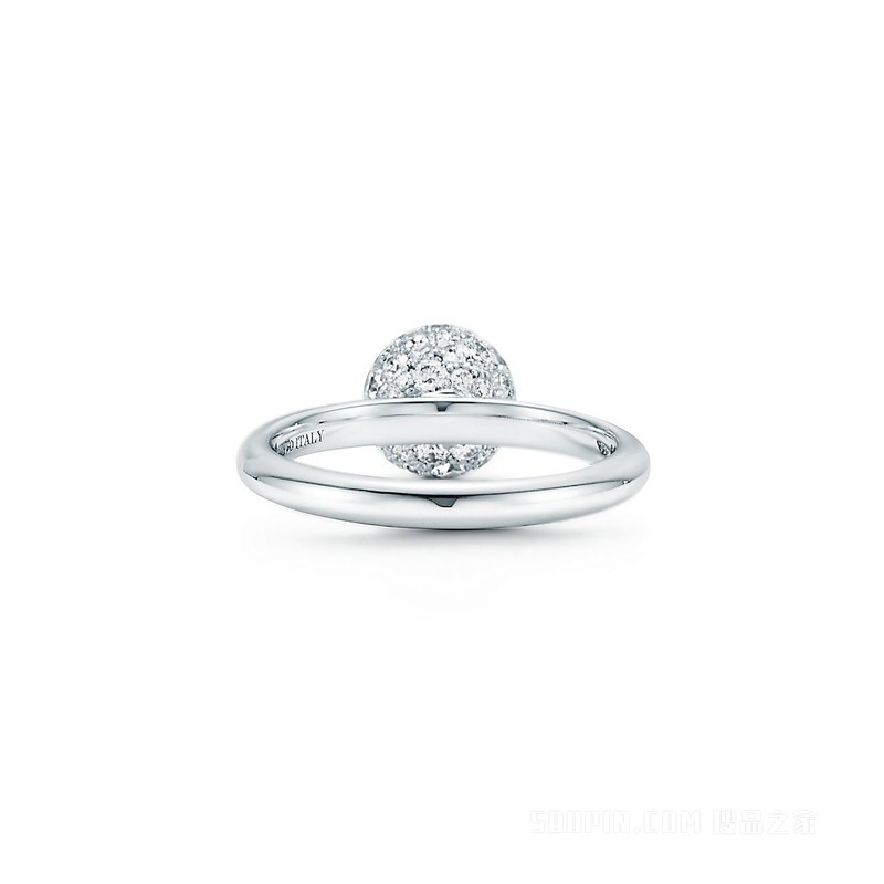 Tiffany HardWear 系列 18K 白金镶钻球形戒指。
