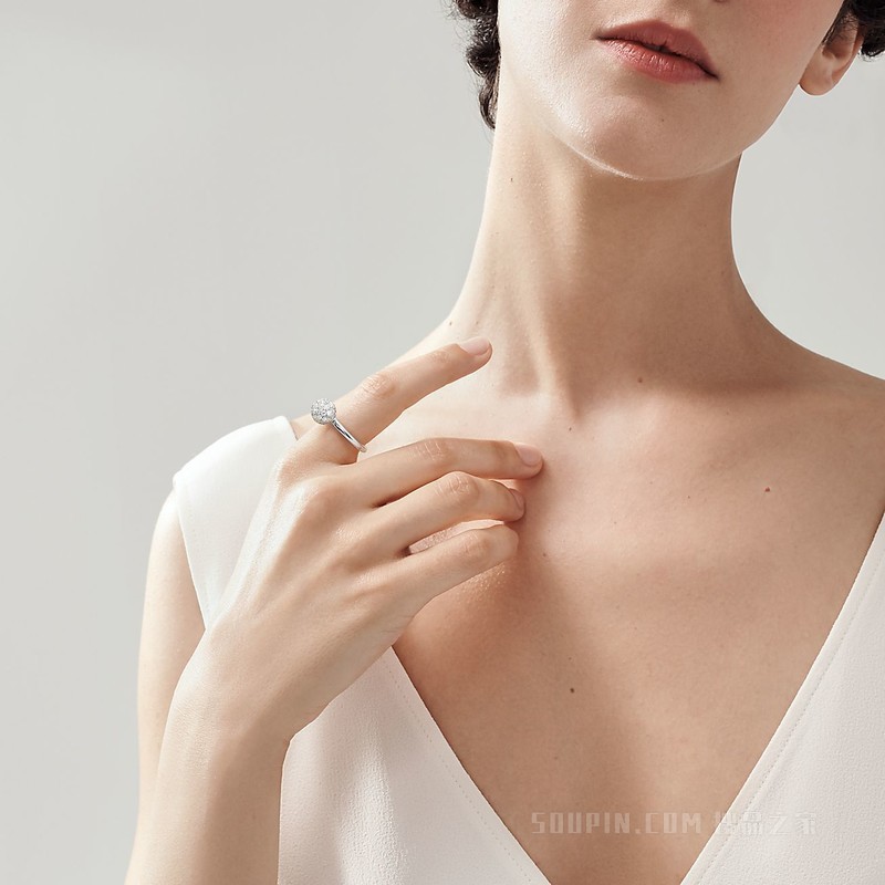 Tiffany HardWear 系列 18K 白金镶钻球形戒指。