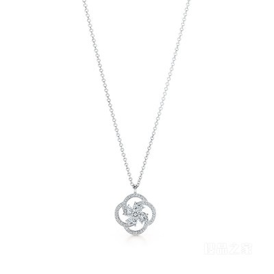 Tiffany Keys 系列 Tiffany Victoria™ 铂金花簇钥匙项链。