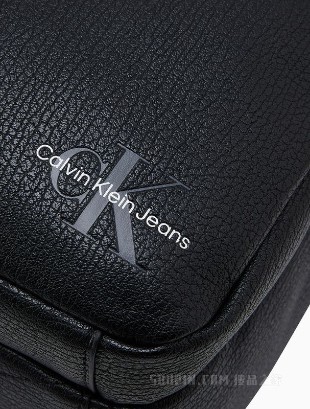 Calvin Klein 22初秋新款男士商务休闲立体方形压印LOGO双肩包HH3222
