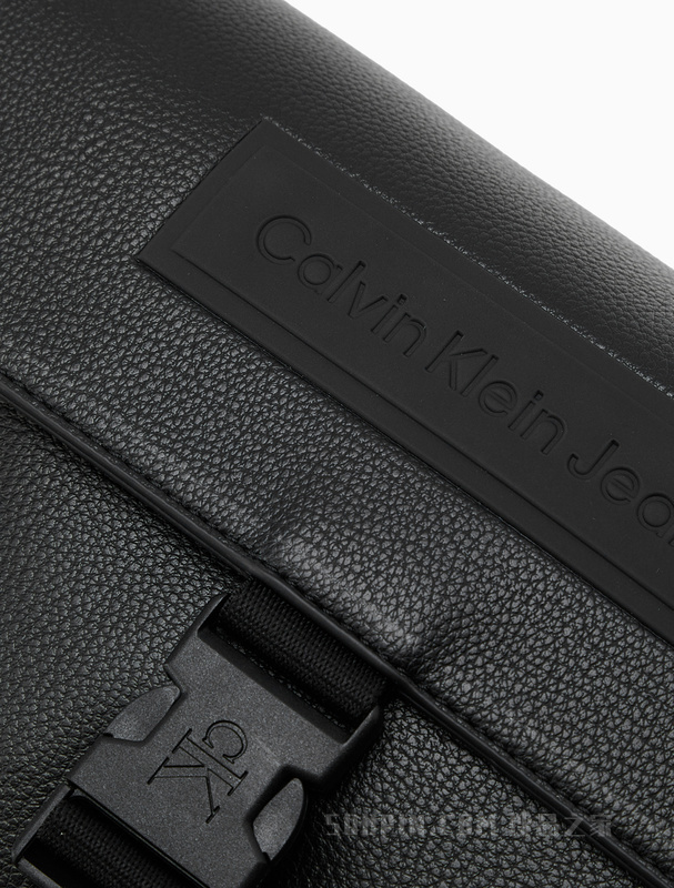 Calvin Klein 22初秋男士通勤简约插扣翻盖式LOGO邮差包斜挎包HH3235