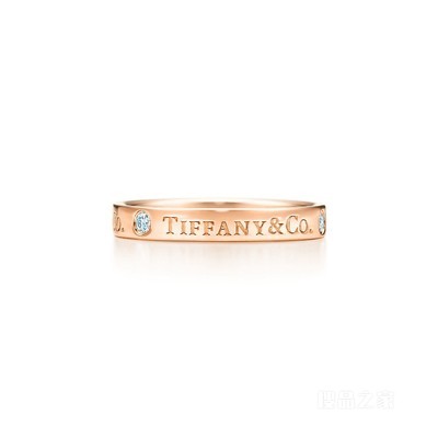 Tiffany & Co.® 系列 18K 玫瑰金镶钻戒指，3 毫米宽。