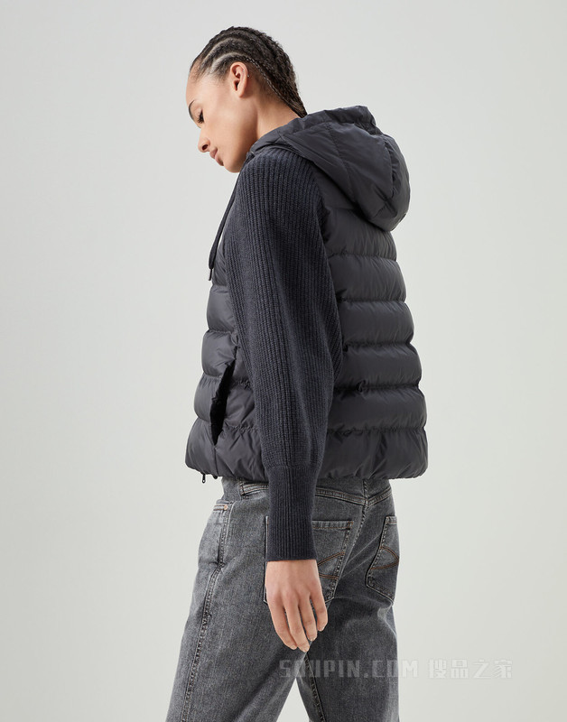 尼龙面料羽绒服 镶珠装饰羽绒外套，抗水哑光尼龙面料，搭配初剪羊毛、羊绒和丝混纺针织兜帽和袖管