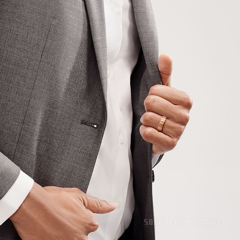 Tiffany T 系列 18K 玫瑰金宽式戒指，宽 5.5 毫米。