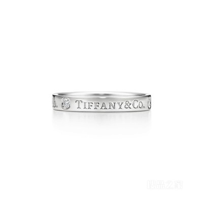 Tiffany & Co.® 系列铂金镶钻戒指，宽 3 毫米。