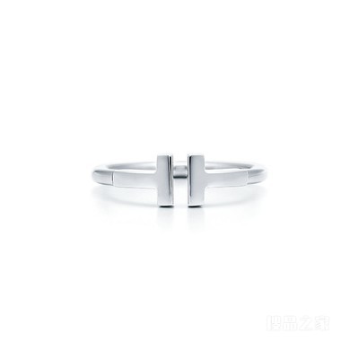 Tiffany T 系列 18K 白金线圈戒指。