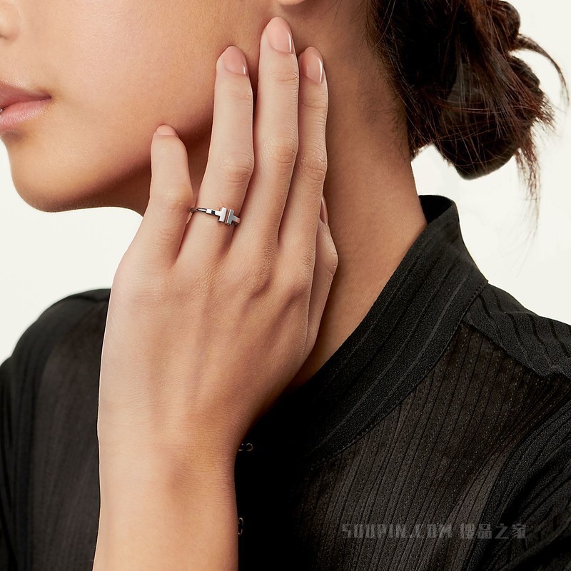 Tiffany T 系列 18K 白金线圈戒指。