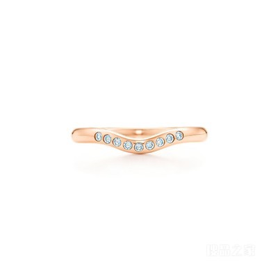 Elsa Peretti® 系列 18K 玫瑰金镶钻婚戒，宽 2 毫米。