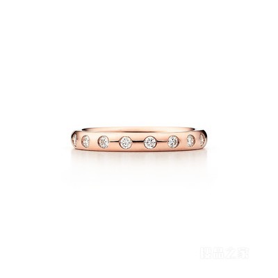 Elsa Peretti® 系列 18K 玫瑰金镶嵌 8 颗钻石层叠戒指。