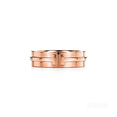 Tiffany T 系列 18K 玫瑰金宽式戒指，宽 5.5 毫米。