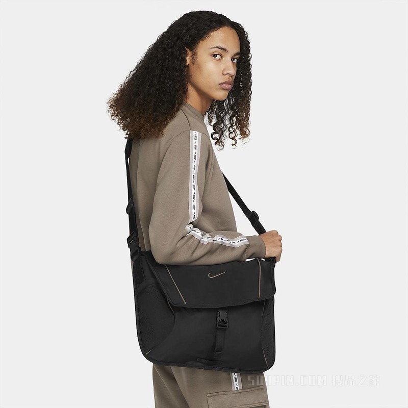 Nike Sportswear Essentials 单肩包