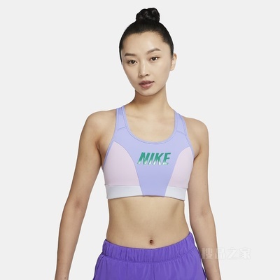 Nike Dri-FIT Swoosh 女子中强度支撑一片式衬垫印花运动内衣