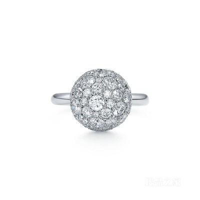 Tiffany HardWear 系列 18K 白金镶钻球形戒指。