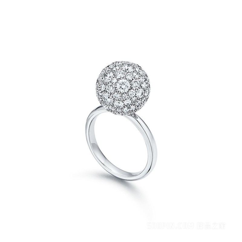 Tiffany HardWear 系列 18K 白金镶钻球形戒指。