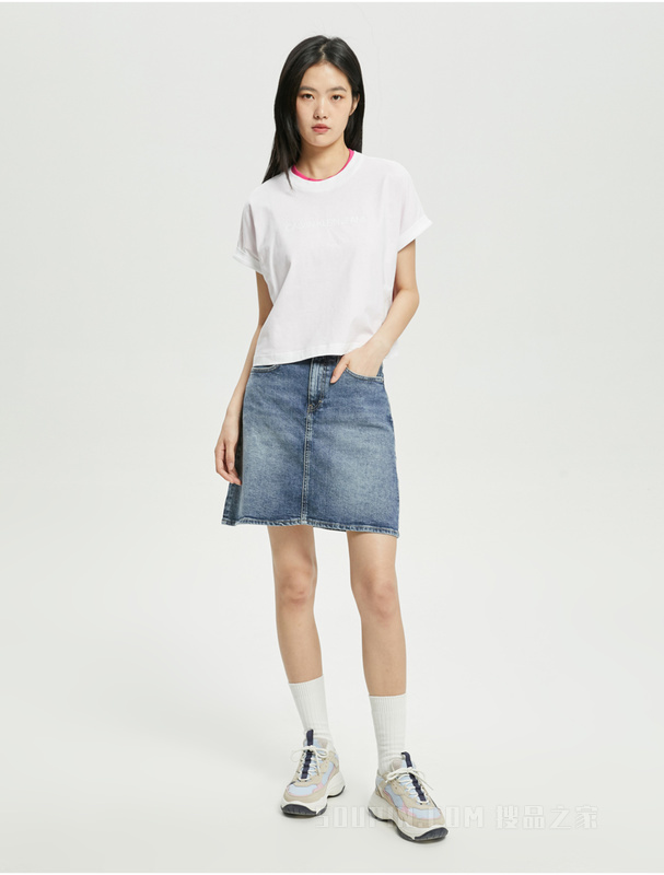 Calvin Klein 22春夏新款女士时尚光泽印花透气棉质宽松短袖T恤ZW01735