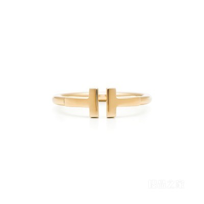 Tiffany T 系列 18K 黄金线圈戒指。