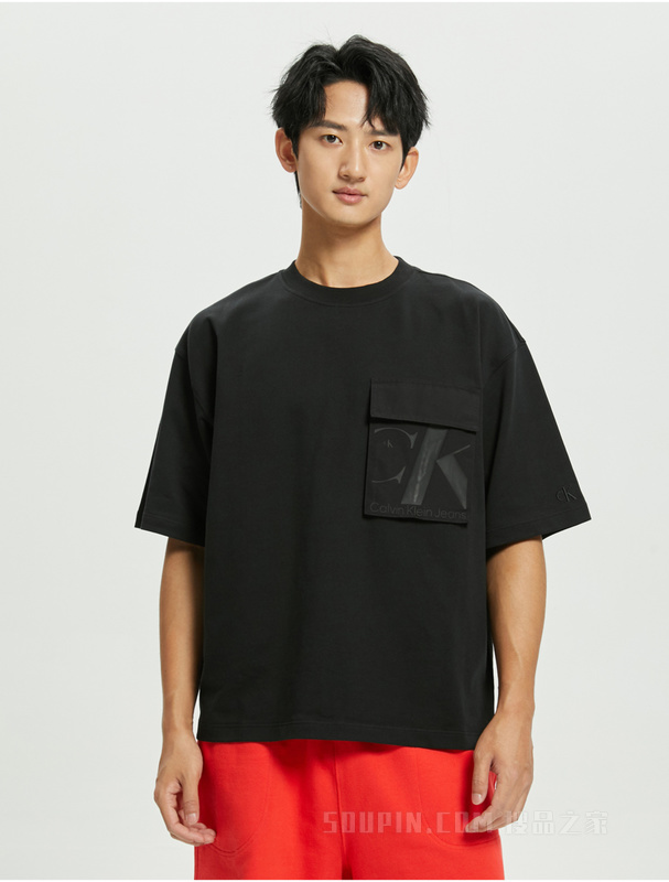 Calvin Klein 22初秋男纯棉宽松透气胶质LOGO口袋圆领短袖卫衣J321524