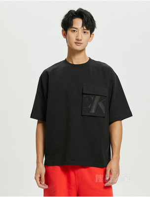 Calvin Klein 22初秋男纯棉宽松透气胶质LOGO口袋圆领短袖卫衣J321524