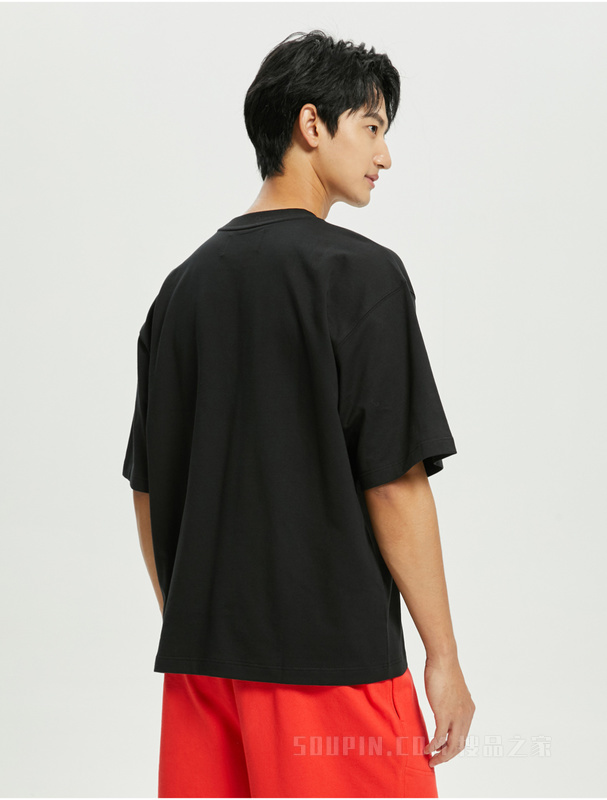 Calvin Klein 22初秋男纯棉宽松透气胶质LOGO口袋圆领短袖卫衣J321524