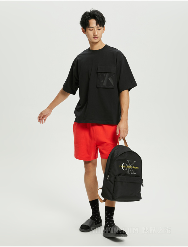 Calvin Klein 22初秋男纯棉宽松透气胶质LOGO口袋圆领短袖卫衣J321524