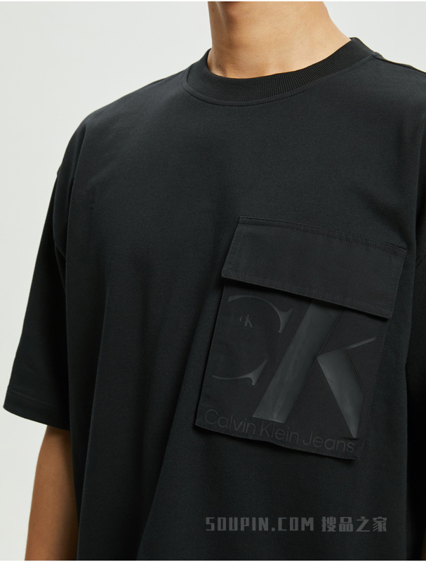 Calvin Klein 22初秋男纯棉宽松透气胶质LOGO口袋圆领短袖卫衣J321524
