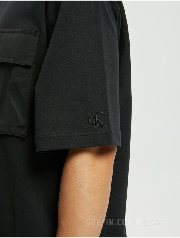 Calvin Klein 22初秋男纯棉宽松透气胶质LOGO口袋圆领短袖卫衣J321524