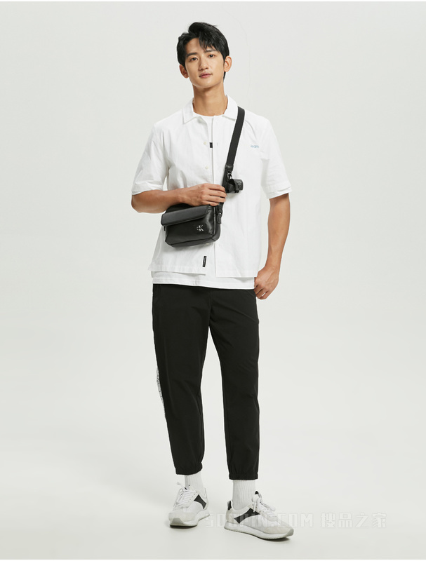 Calvin Klein 22秋冬新款男士机能风LOGO贴片拉链斜挎相机包HH3533