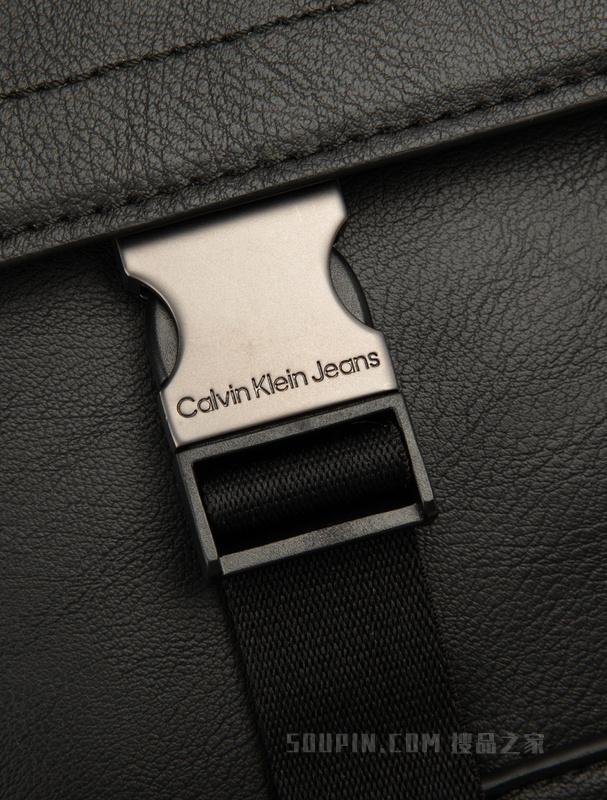 Calvin Klein 22秋冬新款男士机能风LOGO贴片插扣翻盖斜挎邮差包HH3531