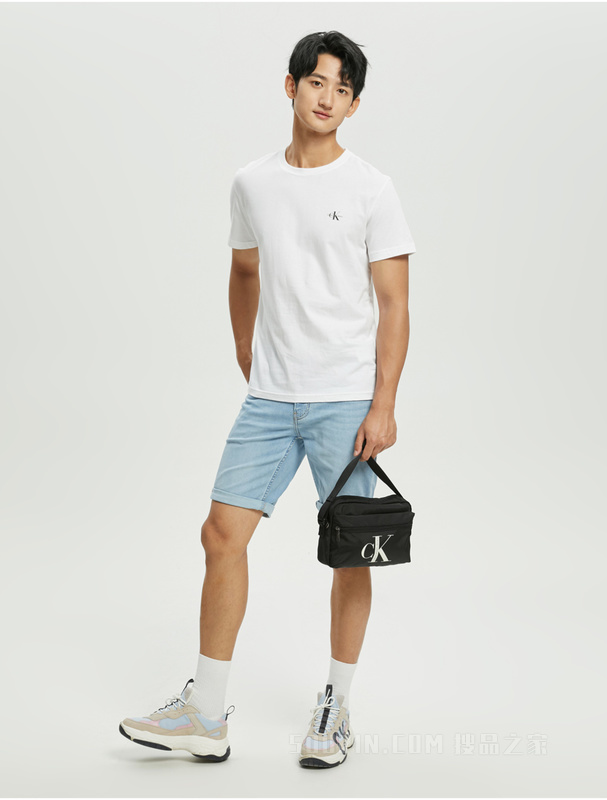 Calvin Klein 22秋冬男士时尚大LOGO可调节肩带单肩斜挎相机包HH3502