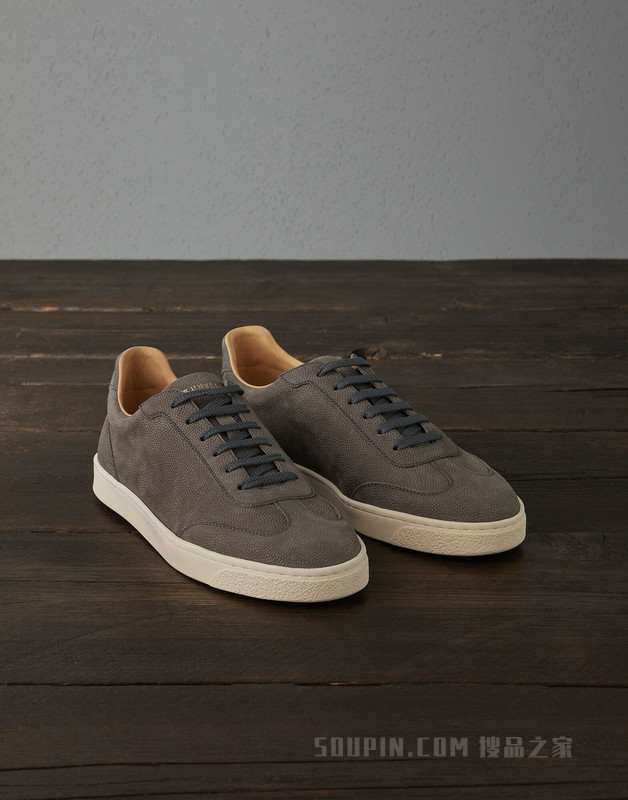 磨砂皮胶底鞋 磨沙皮胶底鞋，配天然橡胶鞋外底