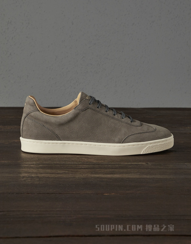 磨砂皮胶底鞋 磨沙皮胶底鞋，配天然橡胶鞋外底