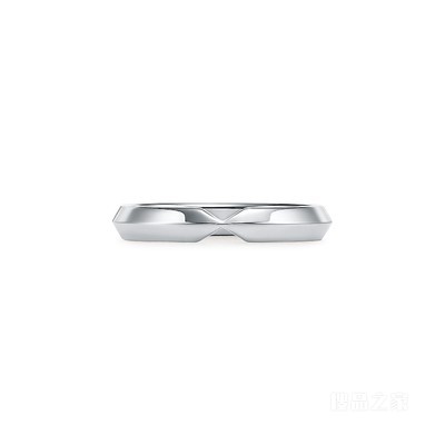 The Tiffany® Setting 系列铂金嵌套窄式戒指，宽 3 毫米。
