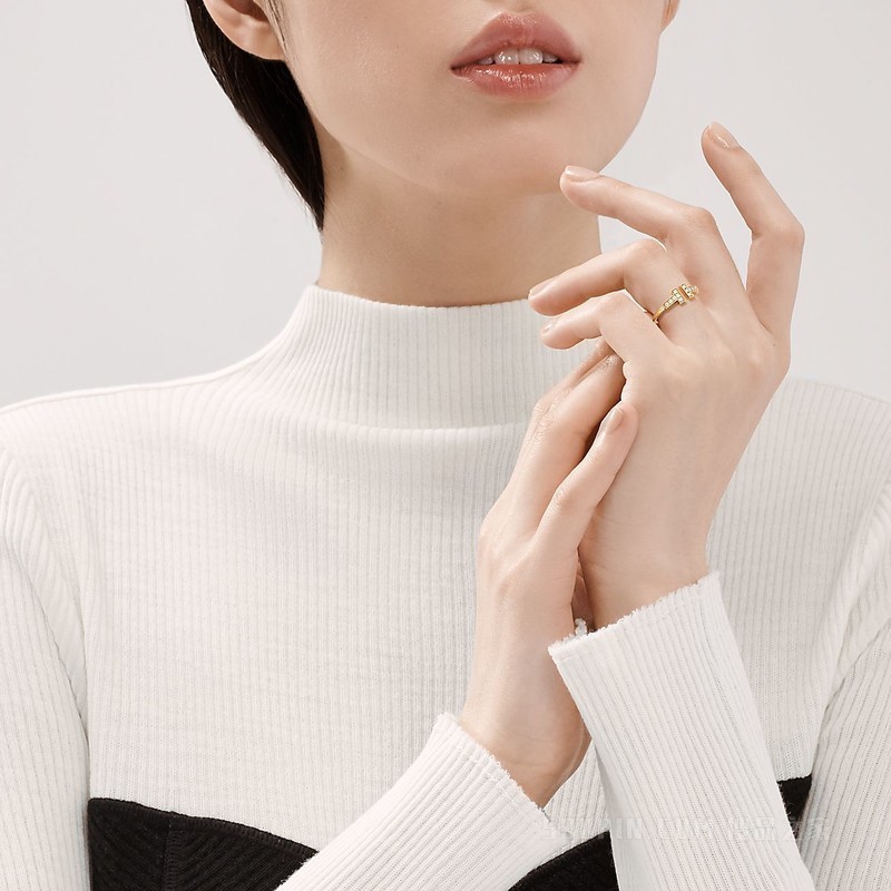 Tiffany T 系列 18K 黄金镶钻线圈戒指。