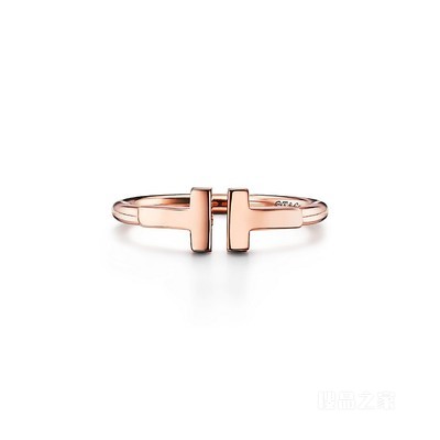Tiffany T 系列 18K 玫瑰金线圈戒指。