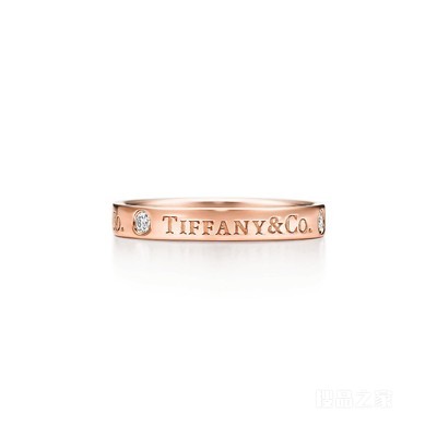 Tiffany & Co.® 系列 18K 玫瑰金镶钻戒指，3 毫米宽。