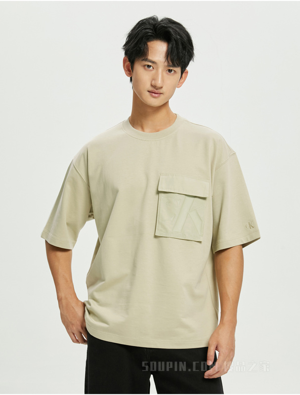 Calvin Klein 22初秋男纯棉宽松透气胶质LOGO口袋圆领短袖卫衣J321525