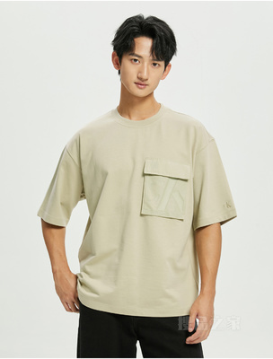 Calvin Klein 22初秋男纯棉宽松透气胶质LOGO口袋圆领短袖卫衣J321525