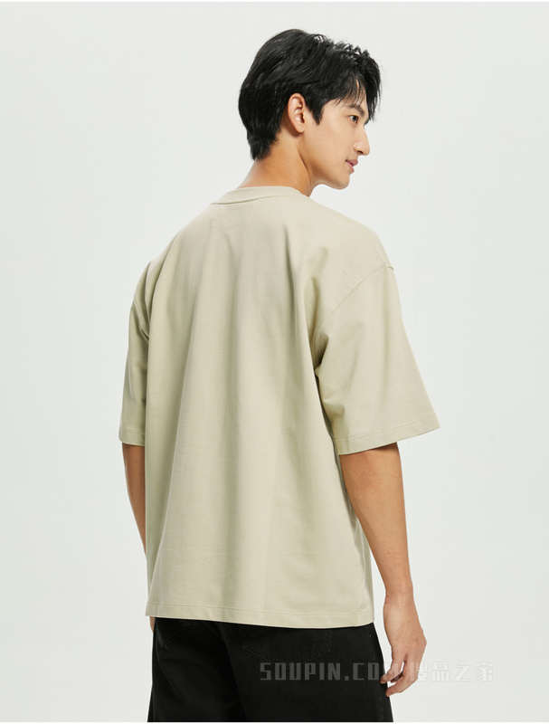 Calvin Klein 22初秋男纯棉宽松透气胶质LOGO口袋圆领短袖卫衣J321525