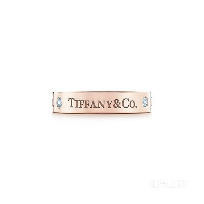 Tiffany & Co.® 系列 18K 玫瑰金镶钻戒指，宽 4 毫米。